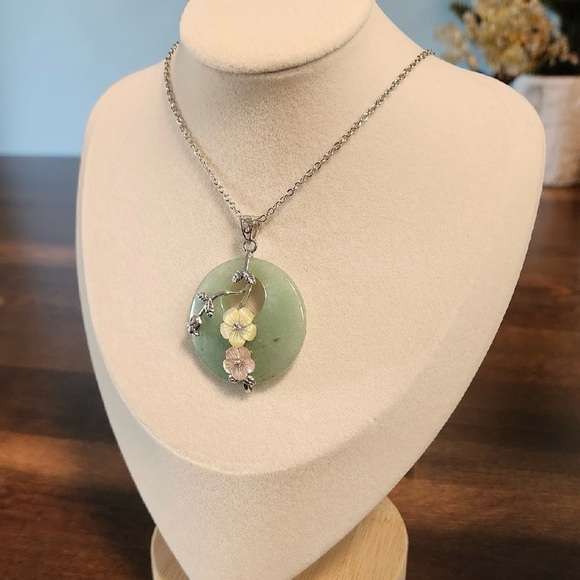 Green Aventurine Floral Hoop Pendant Necklace - Picture 1 of 1